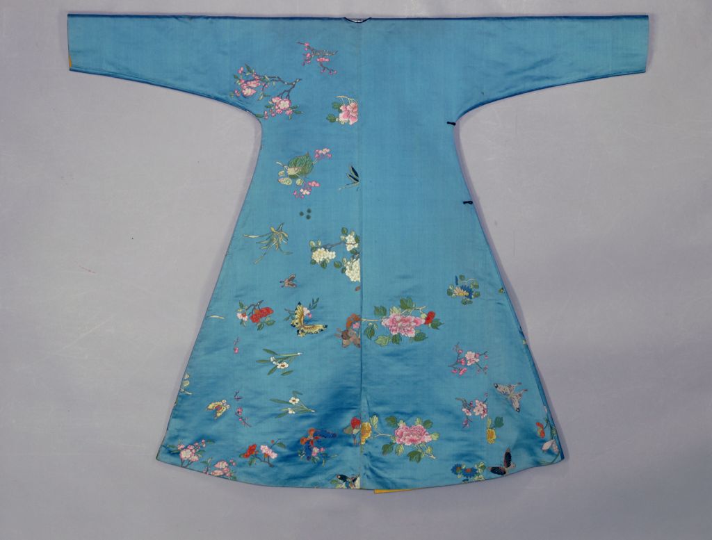 图片[2]-Moon White Satin Weaving Colorful Hundred Flowers Flying Butterfly Pattern Robe-China Archive